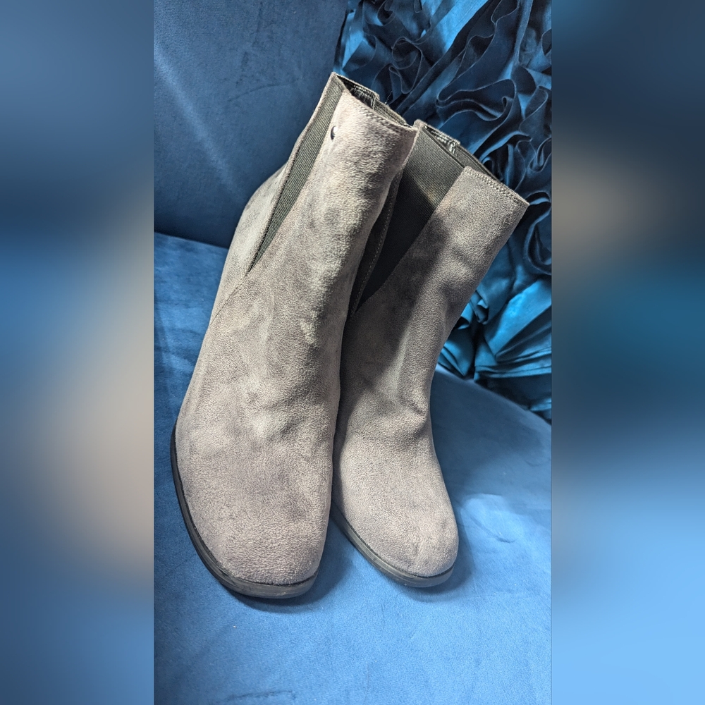Steve Madden - Worn once, Grey Suede Booties🩶